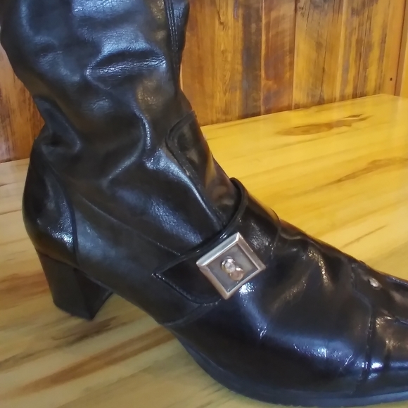 Unique tall pull on leather boots. - Picture 3 of 10